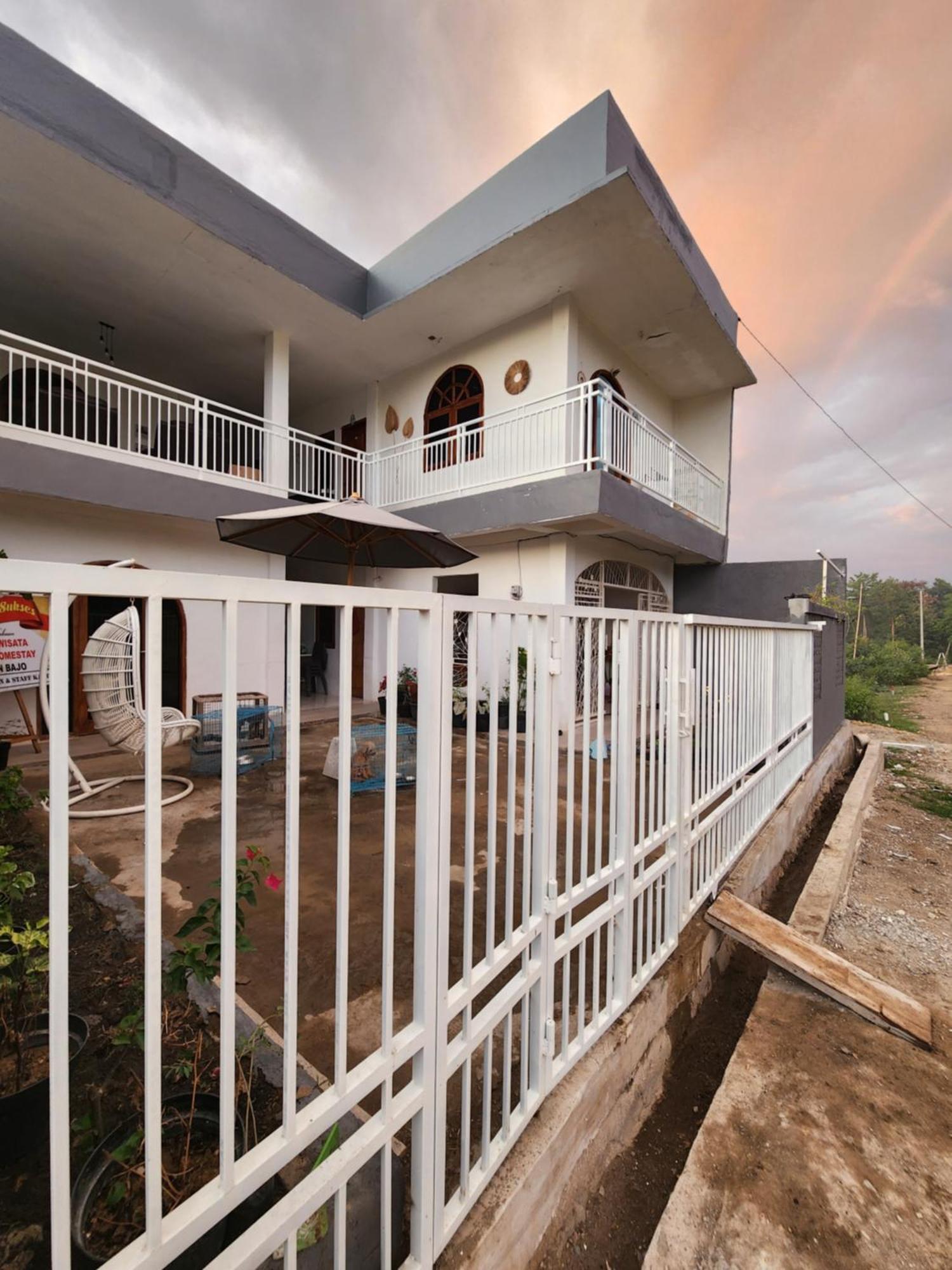 D'Flora Homestay Labuan Bajo Exterior photo