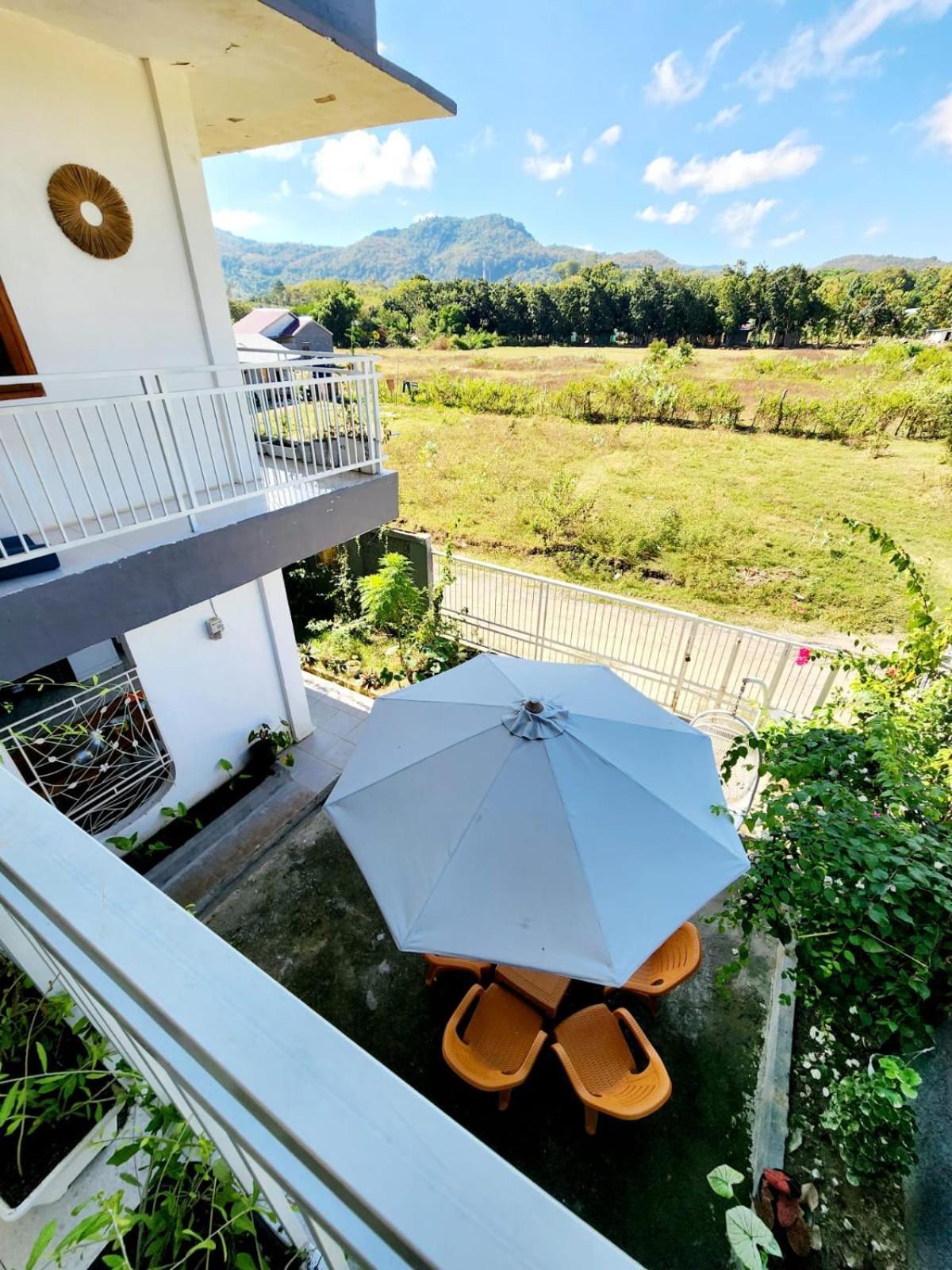 D'Flora Homestay Labuan Bajo Exterior photo