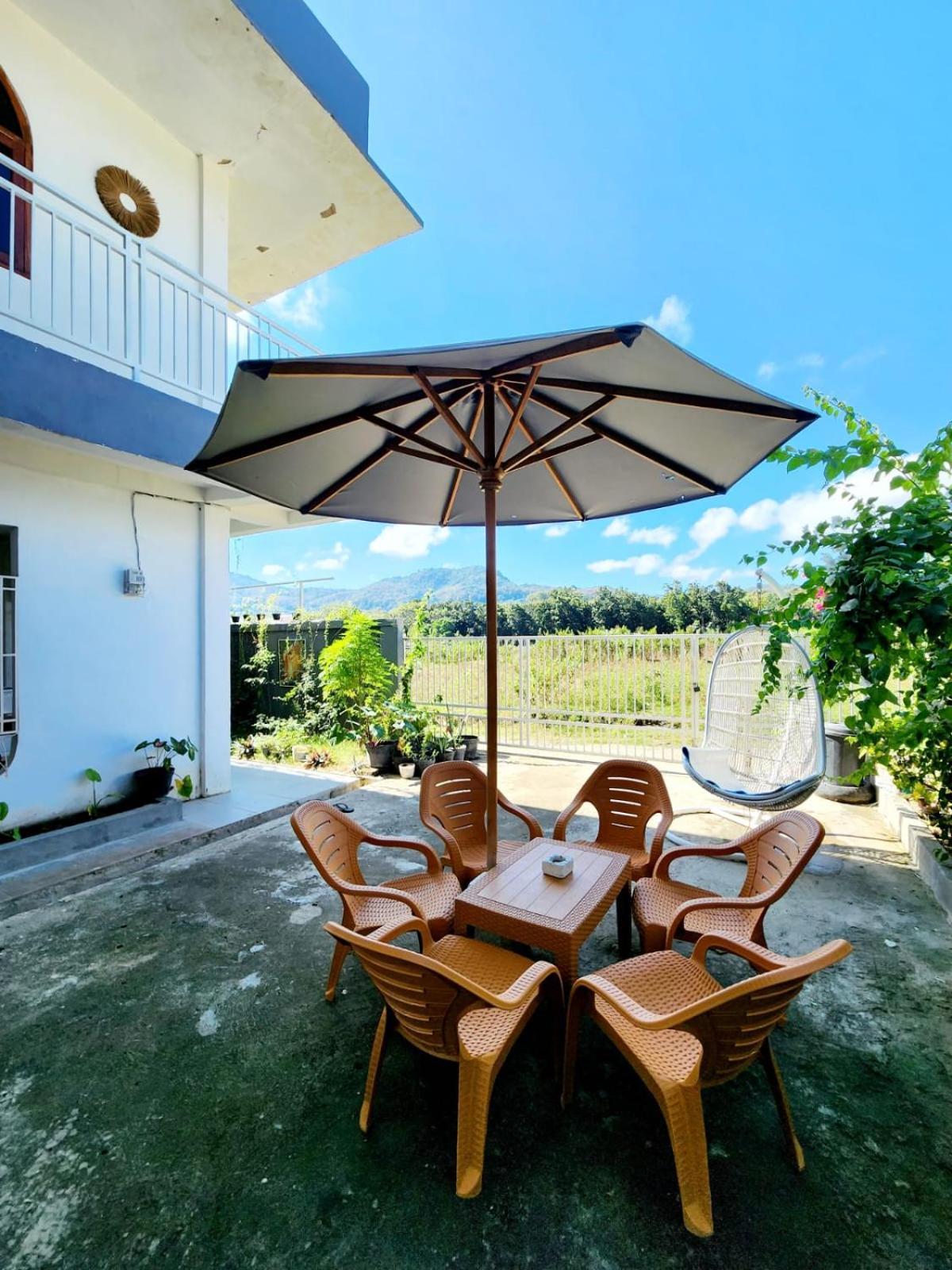 D'Flora Homestay Labuan Bajo Exterior photo