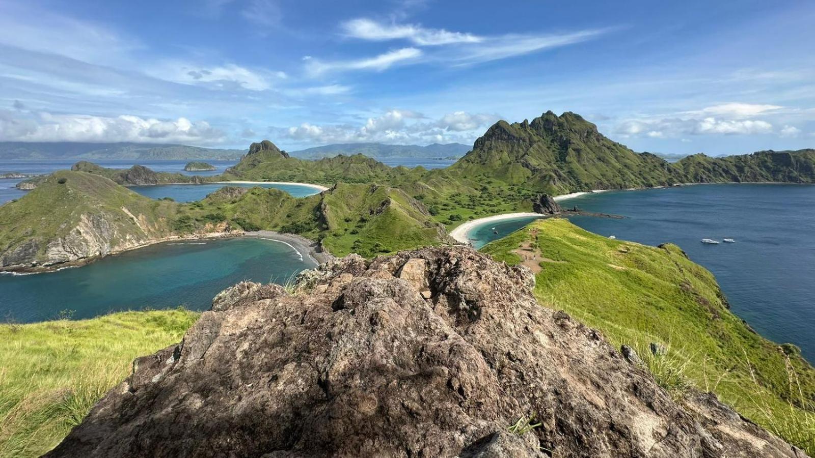 D'Flora Homestay Labuan Bajo Exterior photo