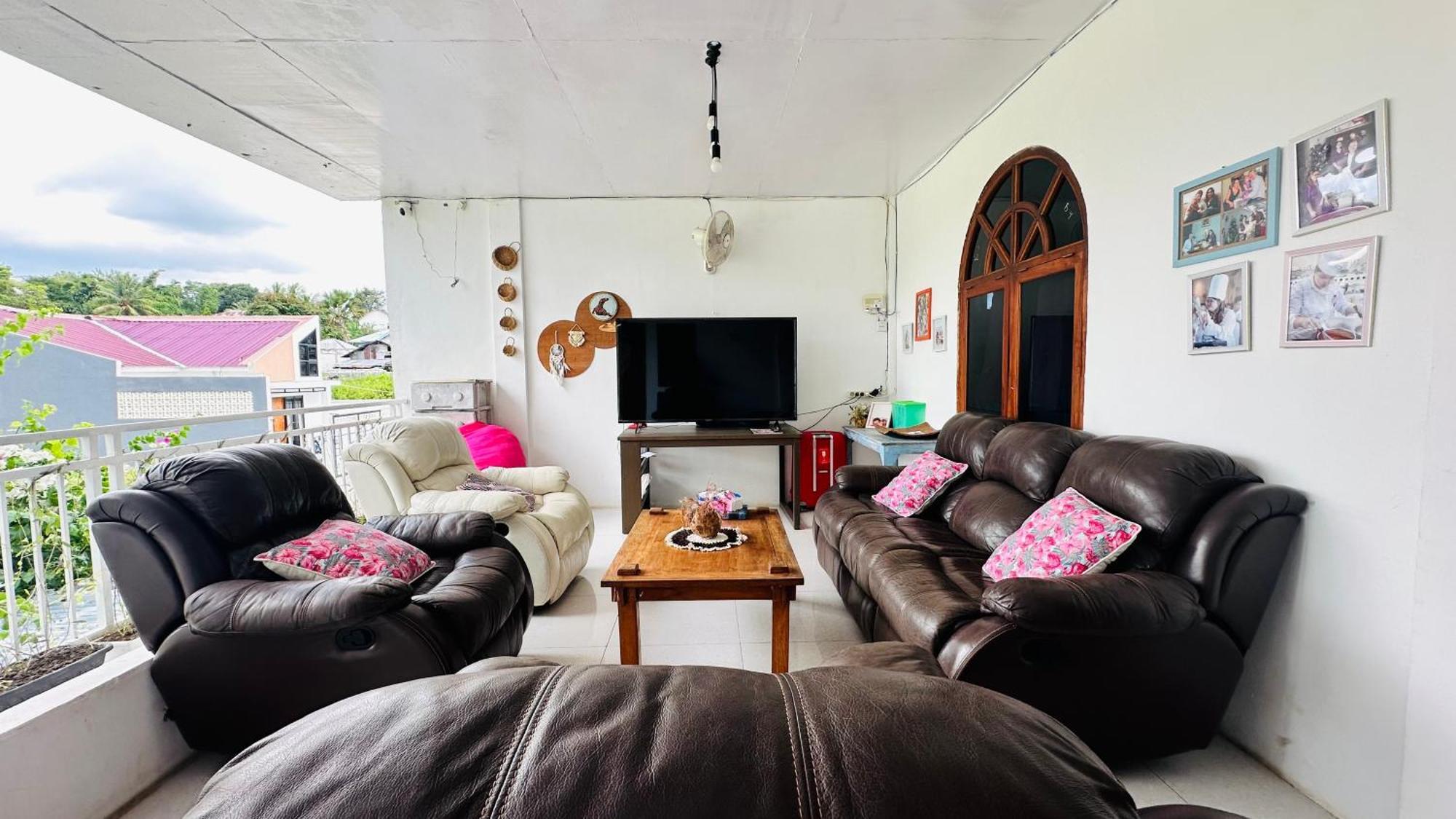D'Flora Homestay Labuan Bajo Exterior photo